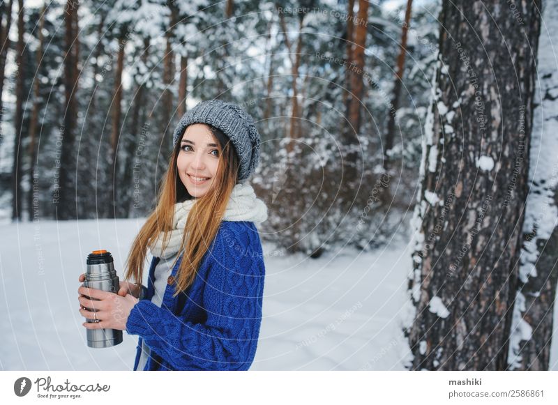 schöne junge Frau, die sich auf einem Winterspaziergang entspannt. Lifestyle Freude Erholung Ferien & Urlaub & Reisen Schnee Winterurlaub Erwachsene Natur