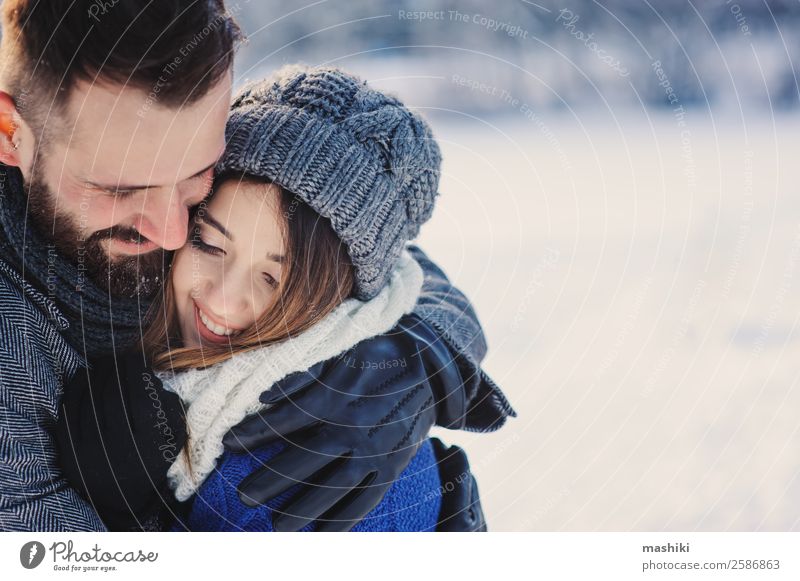 glücklich liebend Paar wandernd im verschneiten Winterwald Lifestyle Freude Erholung Freizeit & Hobby Ferien & Urlaub & Reisen Freiheit Schnee Mann Erwachsene