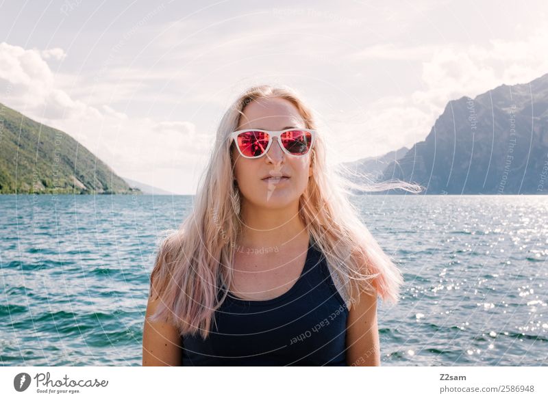 Junge Frau | Porträt | Gardasee Lifestyle elegant Stil Ferien & Urlaub & Reisen Jugendliche 30-45 Jahre Erwachsene Natur Landschaft Sonne Sommer Schönes Wetter