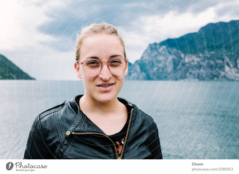Junge Frau am Lago di Garda Lifestyle elegant Stil schön Freizeit & Hobby Ferien & Urlaub & Reisen Ausflug Jugendliche 18-30 Jahre Erwachsene Umwelt Natur