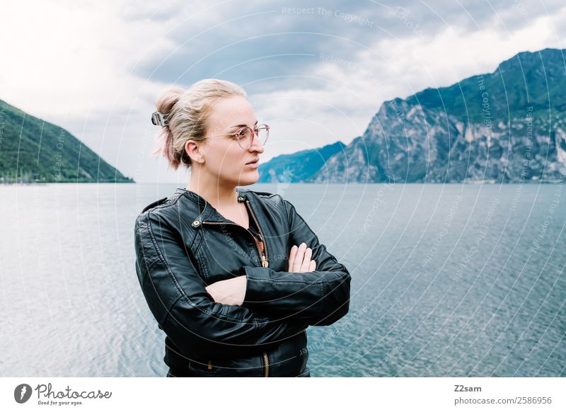 Junge Frau | Porträt | Gardasee Lifestyle elegant Stil Jugendliche 30-45 Jahre Erwachsene Natur Landschaft Gewitterwolken Herbst schlechtes Wetter