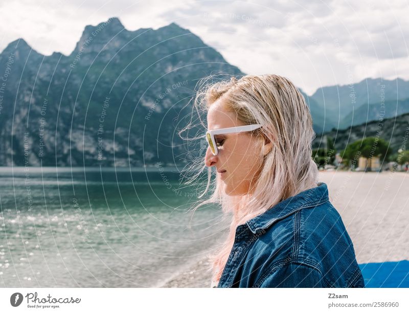 Junge Frau | Gardasee Lifestyle elegant Ferien & Urlaub & Reisen Freiheit Sommerurlaub Jugendliche 30-45 Jahre Erwachsene Natur Landschaft Schönes Wetter