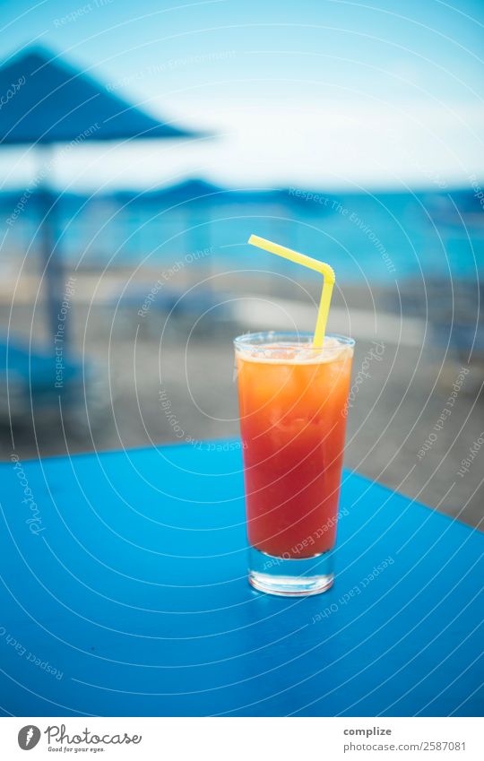 Longdrink an der Strandbar Lebensmittel Getränk trinken Erfrischungsgetränk Alkohol Cocktail Glas Lifestyle Freude Erholung Schwimmen & Baden