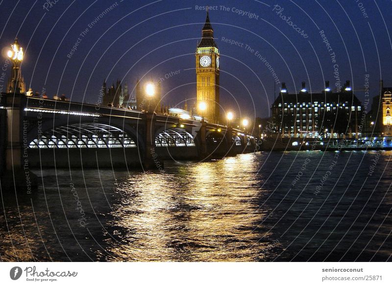London - Big Ben und Westminster Bridge Uhr Turmuhr Europa Brücke Fluss Architektur