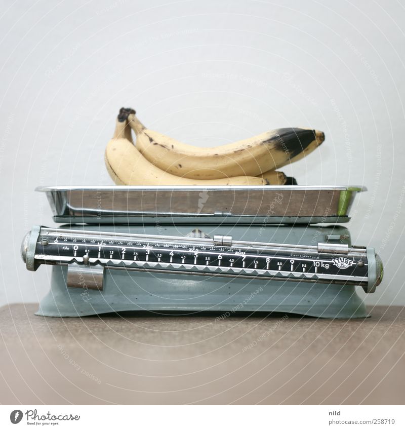 Bananen auf Waage Lebensmittel Frucht Ernährung Bioprodukte Vegetarische Ernährung Dekoration & Verzierung Kitsch Krimskrams Küche Gewicht Metall blau braun