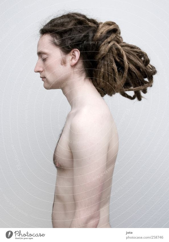 knoten maskulin Junger Mann Jugendliche Haare & Frisuren langhaarig Rastalocken genießen warten außergewöhnlich trendy einzigartig nackt selbstbewußt Coolness