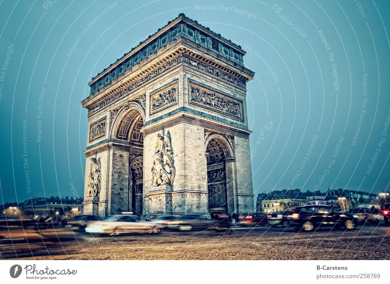 Triumphbogen (Paris) Hauptstadt Gebäude Architektur Straßenverkehr Autofahren PKW bedrohlich Mut Bewegung Farbfoto Außenaufnahme Textfreiraum rechts Abend