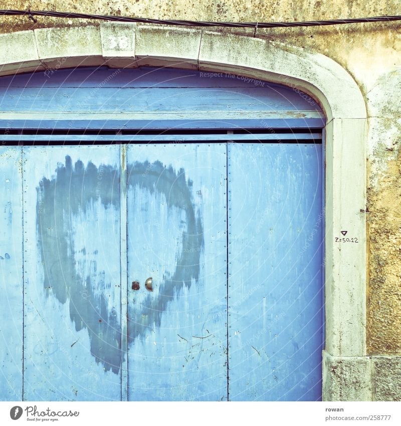 herz, gelöscht Haus Bauwerk Gebäude Mauer Wand Fassade Tür Zeichen Graffiti Herz Klischee trist Stadt blau Liebe Treue Romantik Traurigkeit Liebeskummer Schmerz