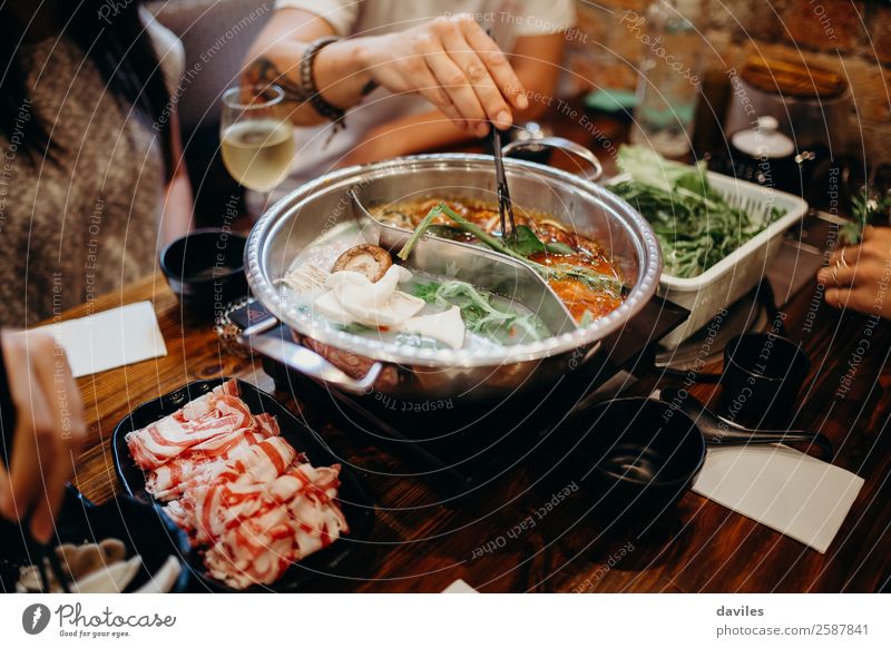 Koreanisches Eintopfgericht im Restaurant Lebensmittel Fleisch Meeresfrüchte Gemüse Suppe schmoren Essen Topf Lifestyle Ferien & Urlaub & Reisen Winter Mensch