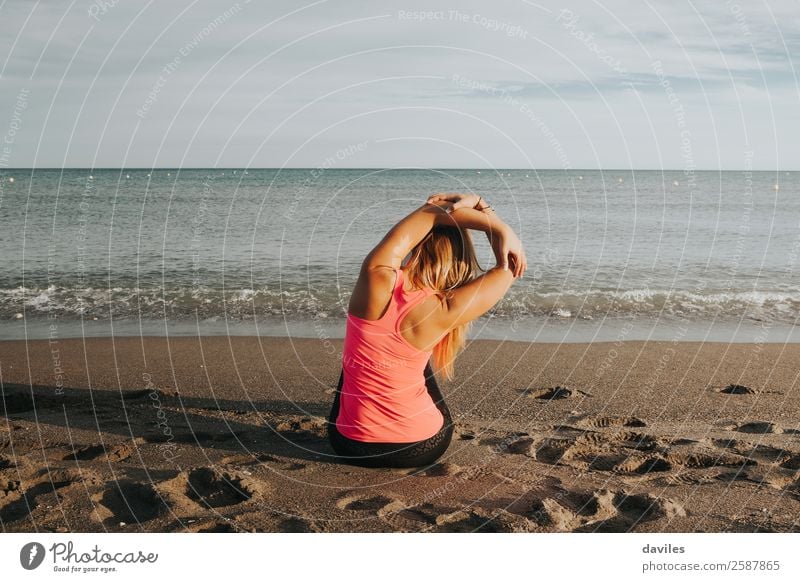 Sportmädchen am Strand. Lifestyle Körper Gesundheitswesen sportlich Wellness Wohlgefühl Sommer Meer Fitness Sport-Training Yoga Mensch feminin Junge Frau
