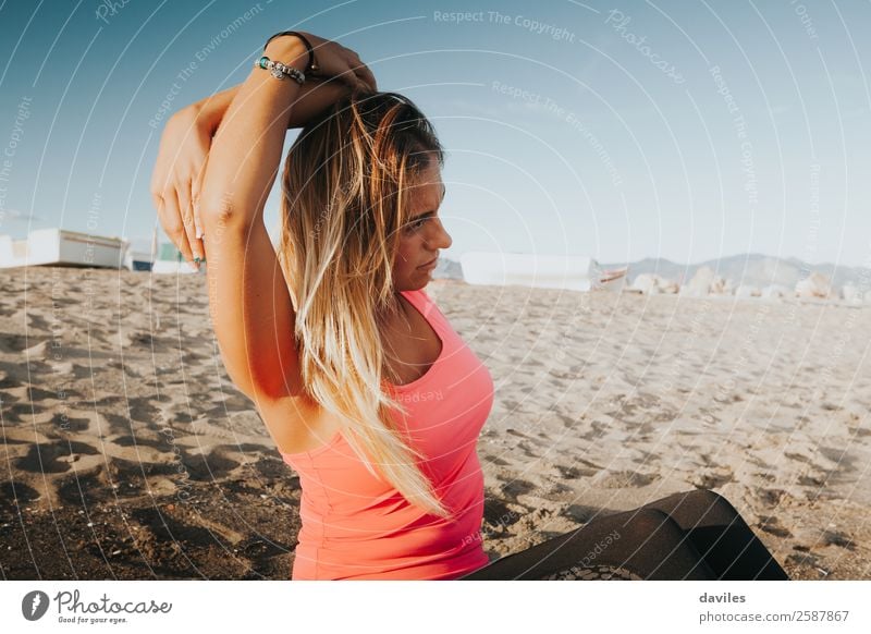 Blondes Mädchen, das sich am Strand ausstreckt. Lifestyle sportlich Fitness Wohlgefühl Sommer Sport Sport-Training Yoga Mensch feminin Junge Frau Jugendliche
