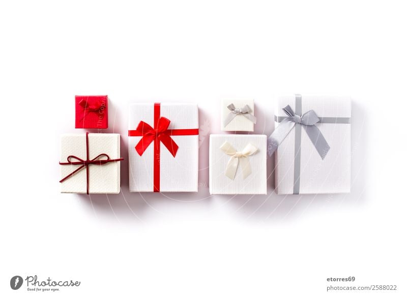 Weiße und rote Geschenkboxen, isoliert auf weißem Hintergrund. Dekoration & Verzierung Feste & Feiern Valentinstag Muttertag Weihnachten & Advent Geburtstag