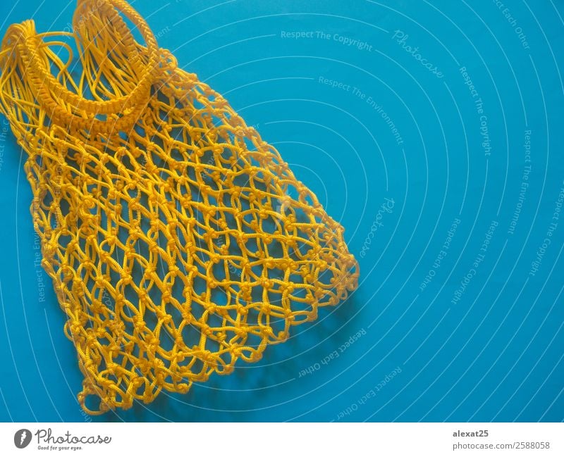 Gelbe Ökotasche auf blauem Hintergrund mit Kopierraum kaufen Umwelt Stoff tragen gelb Tasche Leinwand Verbraucher ökologisch Zaun horizontal vereinzelt Material