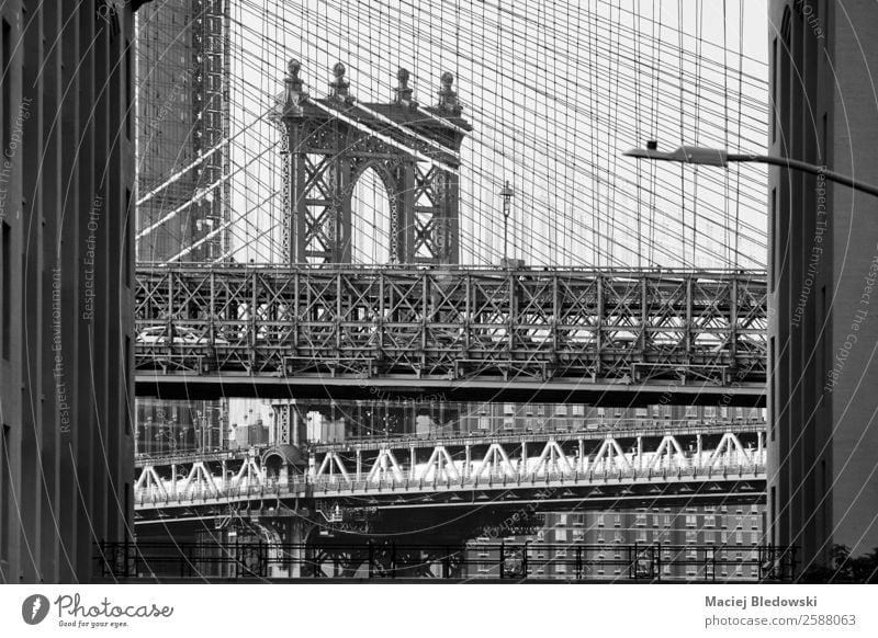 Brooklyn und Manhattan Bridge. Sightseeing Städtereise Brücke Architektur Sehenswürdigkeit Wahrzeichen alt schwarz weiß New York State Großstadt