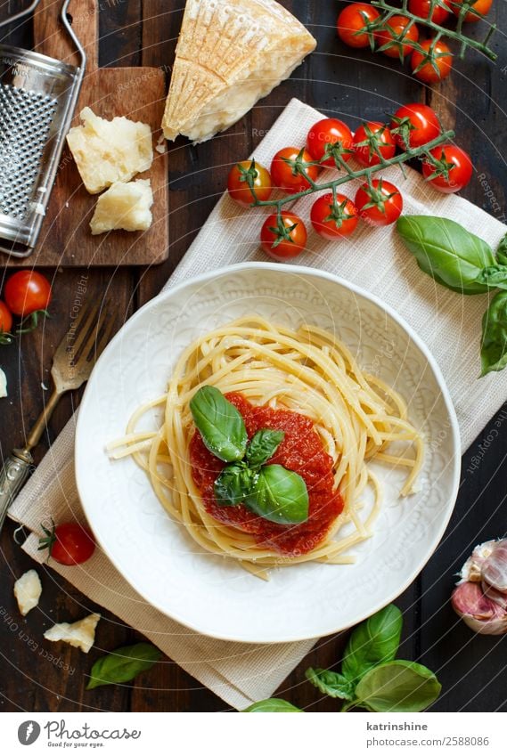 Spaghetti-Nudeln mit Tomatensauce, Basilikum und Käse Gemüse Kräuter & Gewürze Ernährung Mittagessen Abendessen Vegetarische Ernährung Teller Gabel Löffel