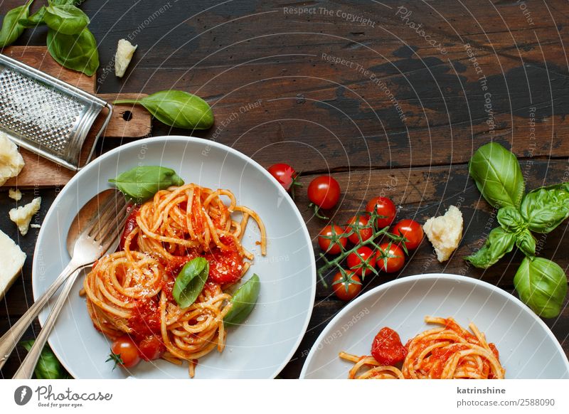 Spaghetti-Nudeln mit Tomatensauce, Basilikum und Käse Gemüse Kräuter & Gewürze Ernährung Mittagessen Abendessen Vegetarische Ernährung Teller Löffel Restaurant