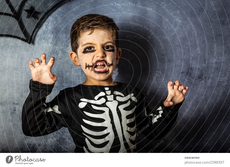 Kleines Kind im Skelettkostüm an Halloween Karneval Freude Glück Gesicht Schminke Feste & Feiern Jahrmarkt Mensch Kleinkind Junge Kindheit 1 3-8 Jahre Mode
