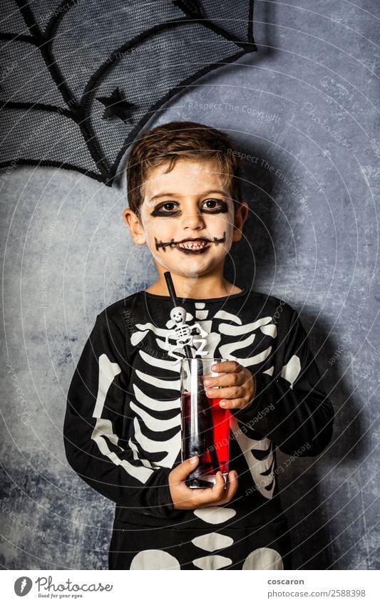 Kleines Kind im Skelettkostüm an Halloween Saft Freude Glück schön Gesicht Schminke Feste & Feiern Karneval Jahrmarkt Mensch Kleinkind Junge Kindheit 1