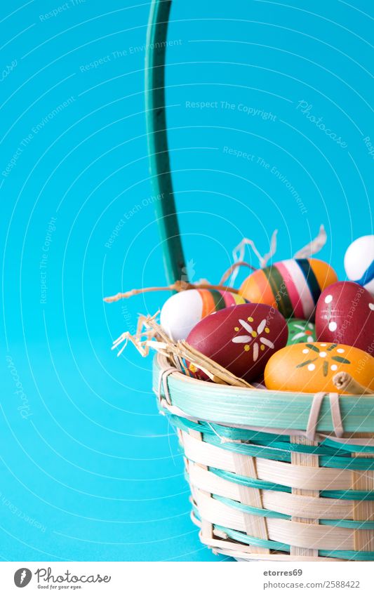 Ostereier in einem Korb auf blauem Hintergrund Ostern Ei Farbe Ferien & Urlaub & Reisen Feste & Feiern Feiertag Hintergrundbild Gast Dekoration & Verzierung