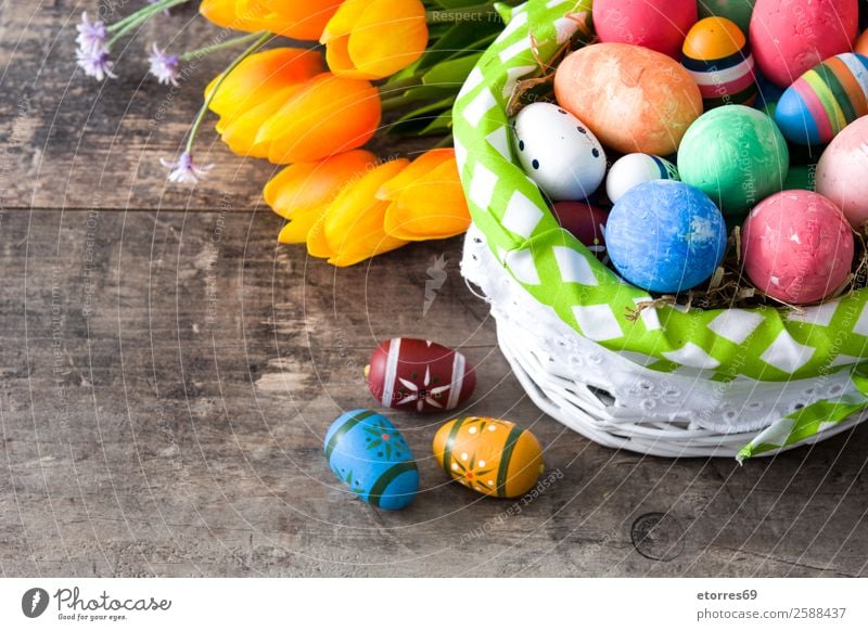 Ostereier in einem Korb auf Holzuntergrund Ostern Ei Farbe Ferien & Urlaub & Reisen Feste & Feiern Feiertag Hintergrundbild Gast Dekoration & Verzierung