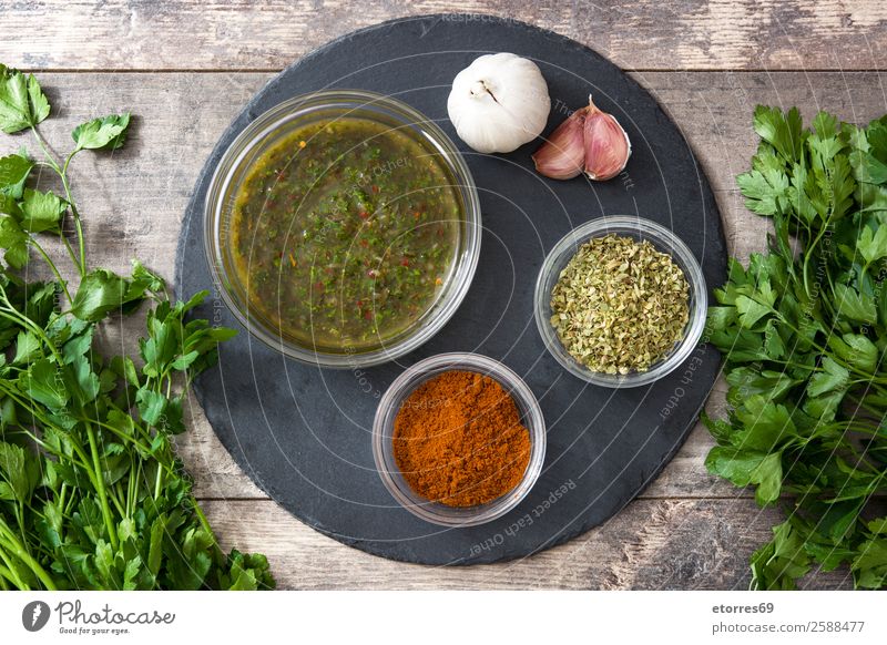 Grüne Chimichurri-Sauce und Zutaten auf Holzuntergrund chimichurri Saucen grün Lebensmittel Gesunde Ernährung Foodfotografie Gesundheit Chili aromatisch
