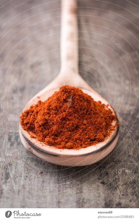Paprika auf Holzlöffel auf Holzgrund Kräuter & Gewürze Lebensmittel Gesunde Ernährung Foodfotografie rot Cayenne Chili Peperoni Zutaten Pulver Löffel