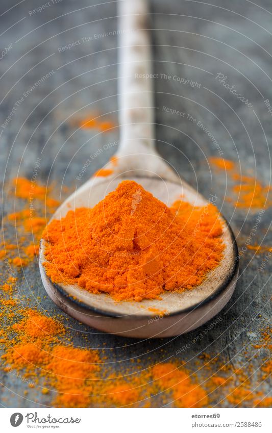 Safran auf einem Holzlöffel auf einem Holztisch Kräuter & Gewürze Lebensmittel Gesunde Ernährung Foodfotografie Pulver Zutaten orange Löffel Färbung