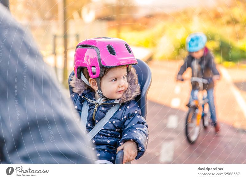 Kleines Mädchen mit Sicherheitshelm auf dem Fahrradsattel sitzend Lifestyle Freizeit & Hobby Ferien & Urlaub & Reisen Ausflug Stuhl Sport Kind Baby Kleinkind