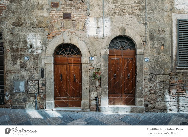 2 doors down Dorf Kleinstadt blau braun grau schwarz Tür Haus Nachbar Italien Toskana antik Mauer Licht Schatten Reisefotografie Farbfoto Außenaufnahme