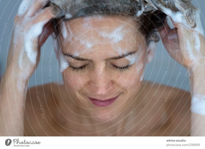Die sinnlichkeit des Duschens... Glück schön Körperpflege Haare & Frisuren Sommerurlaub Sonnenbad Badewanne Mensch feminin Junge Frau Jugendliche Erwachsene