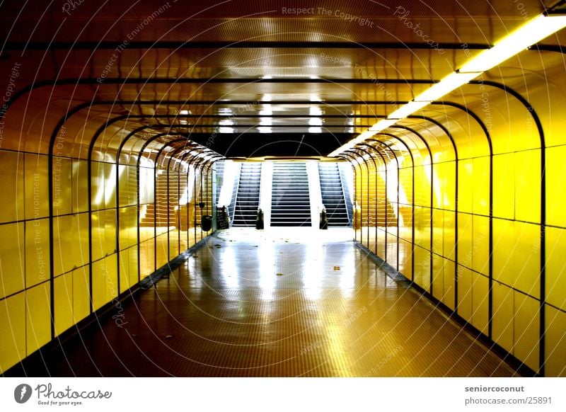 Bonn Underground Untergrund U-Bahn Ausgang Rolltreppe gelb Architektur Neonlicht Theodor-Heuss-Allee