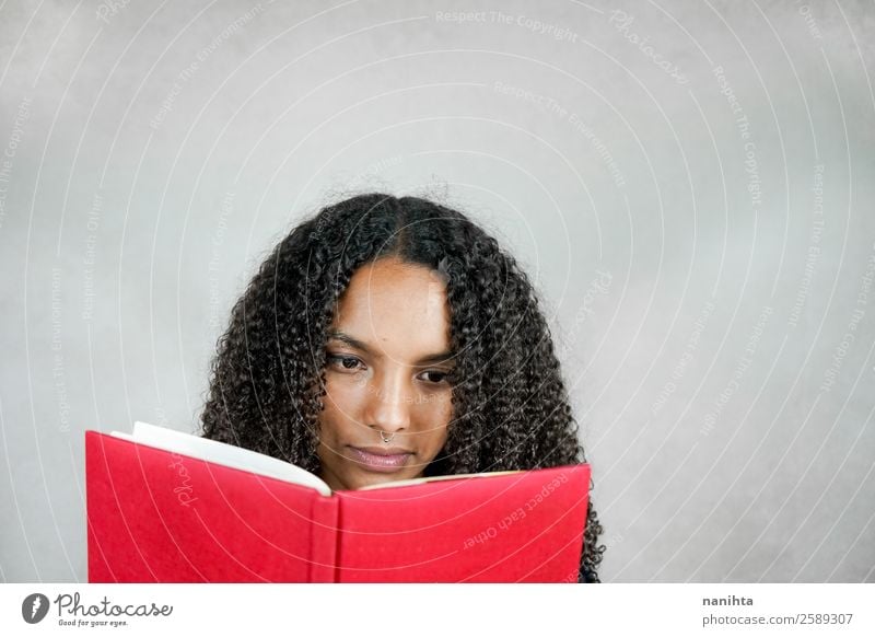 Junge Frau beim Lesen eines Buches Haare & Frisuren Gesicht Freizeit & Hobby Bildung Erwachsenenbildung Schüler lernen Mensch feminin Jugendliche 1 13-18 Jahre