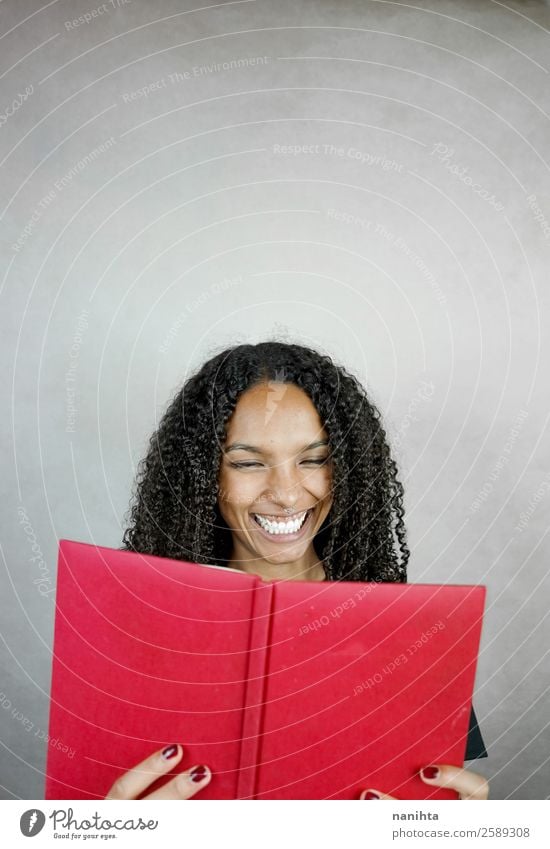 Junge glückliche Frau beim Lesen eines roten Buches Freude Freizeit & Hobby Bildung lernen Schüler Mensch feminin Junge Frau Jugendliche Erwachsene 1