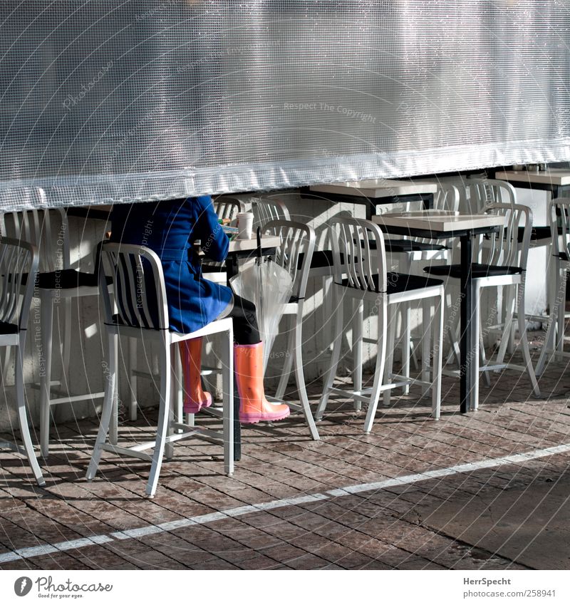 Nach dem Regen trinken Mensch Frau Erwachsene 1 Sonne Tel Aviv Israel Stadt blau silber Mantel Regenschirm Gummistiefel Straßencafé Kaffee sitzen Farbfoto
