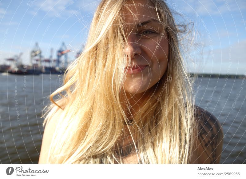 Portrait einer jungen Frau am Hamburger Hafen Lifestyle Freude schön Haare & Frisuren Leben Wohlgefühl Sommer Junge Frau Jugendliche Gesicht Grübchen
