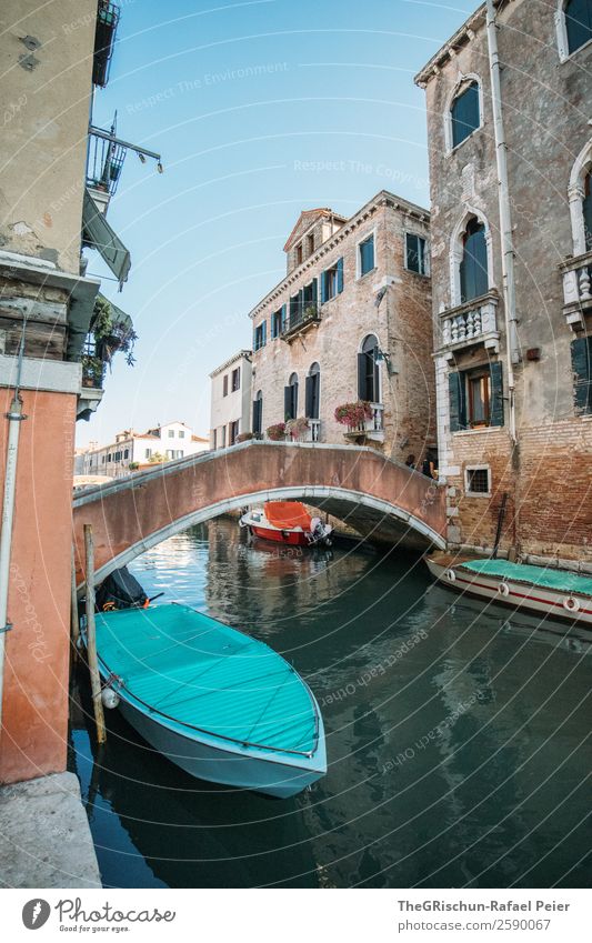 Venedig Stadt alt blau türkis Italien Brücke Haus Wasserfahrzeug Kanal Reisefotografie Tourismus Bauwerk geschätzt Idylle Farbfoto Außenaufnahme Menschenleer