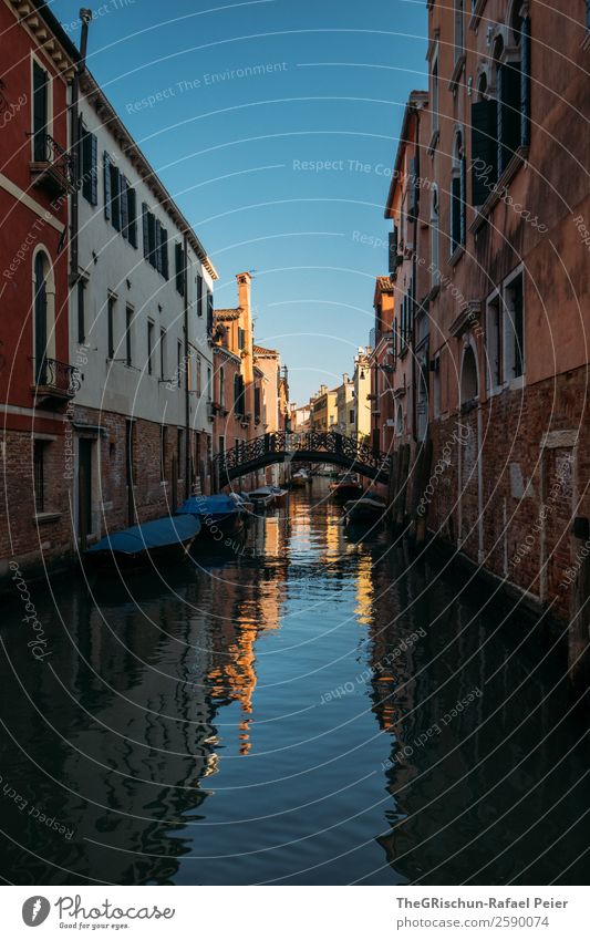 Venedig Haus blau braun Tourismus Kanal Wasser Reflexion & Spiegelung Brücke Himmel Meerwasser Wasserfahrzeug Sonne Stimmung Italien Ferien & Urlaub & Reisen