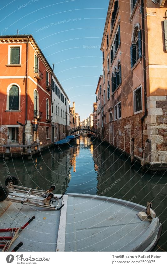 Venedig Dorf Hafenstadt Haus alt blau braun gold Italien Tourismus Wasserfahrzeug Kanal Brücke schmal Gasse ästhetisch entdecken Reisefotografie Farbfoto