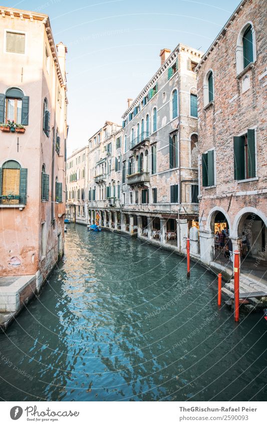 Venedig Stadt Hafenstadt Sehenswürdigkeit Wahrzeichen ästhetisch blau gelb grau rot Gasse Kanal Steg Italien Reisefotografie Haus Fenster Ladengeschäft Wasser