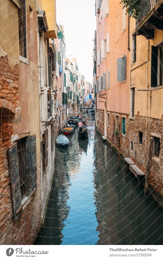 Venedig Kleinstadt Hafenstadt Sehenswürdigkeit Wahrzeichen blau braun gelb orange schwarz Italien Wasser Gondel (Boot) Gondoliere Haus Gasse Kanal