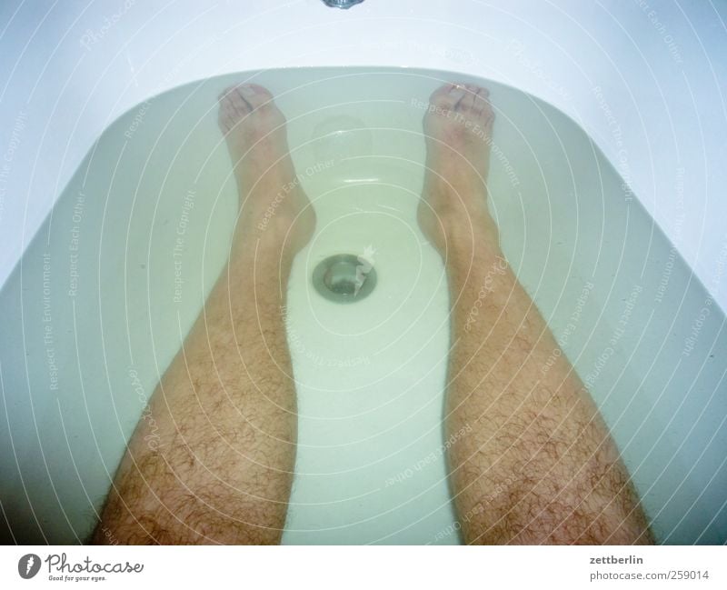 Wanne schön Körperpflege Wellness Badewanne Mann Erwachsene Beine Fuß 1 Mensch Wasser Sauberkeit baden hygiene Schaum Schaumbad wallroth wannenbad waschen