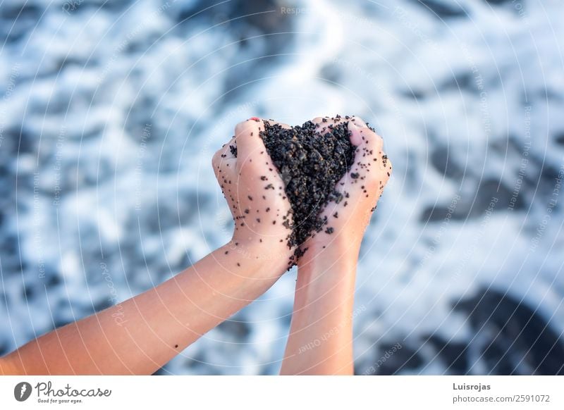 Mädchenhände mit schwarzem herzförmigen Sand Freude Gesundheitswesen Wellness Leben ruhig Spa Massage Ferien & Urlaub & Reisen Strand Meer Wellen Frau