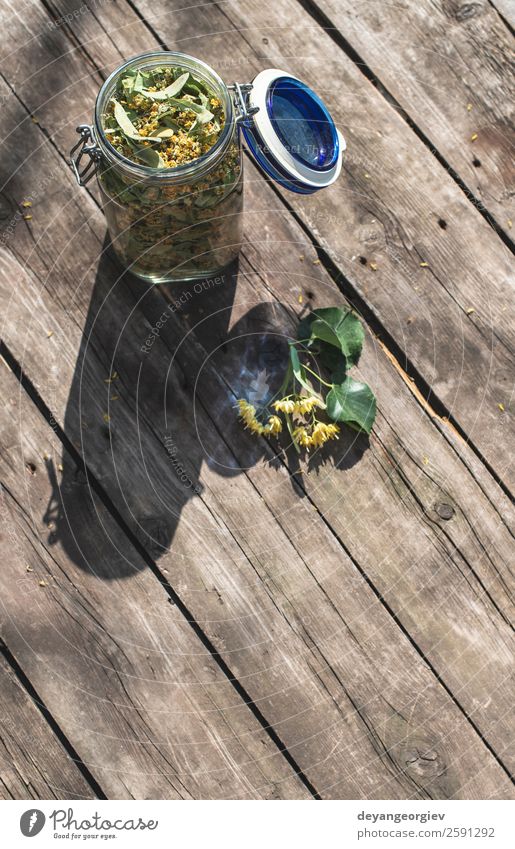 Glas mit Lindenblüte auf Holztisch Kräuter & Gewürze Tee Sommer Natur Pflanze Baum Blume Blatt Blüte frisch natürlich grün Kalk Ast Kräuterbuch geblümt