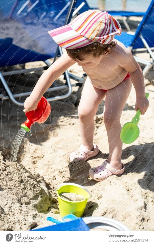 Kleines Mädchen spielt mit Wasser am Strand. Lifestyle Freude Glück schön Freizeit & Hobby Spielen Ferien & Urlaub & Reisen Sommer Sonne Meer Kind