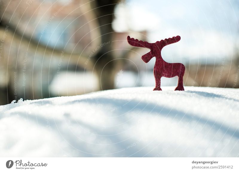 Weihnachtshirsch aus Holz auf Schnee. Winter Dekoration & Verzierung Feste & Feiern Weihnachten & Advent Tier Baum Ornament neu rot weiß Hirsche Hintergrund