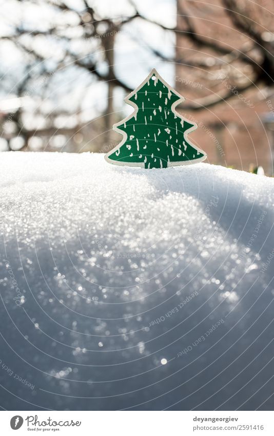 Weihnachtsbaum aus Holz auf Schnee. Design Winter Dekoration & Verzierung Feste & Feiern Weihnachten & Advent Natur Baum Spielzeug neu grün weiß Hintergrund