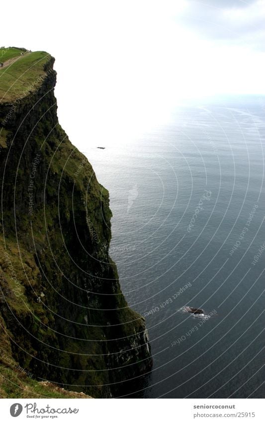 Cliffs of Moher Küste Meer Brandung Europa Republik Irland Wasser hoch Sonne Eire Grass Stein Felsen