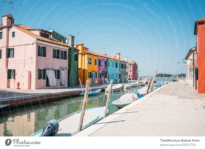 Burano Dorf Kleinstadt blau mehrfarbig grün violett Holzpfahl Schifffahrt Wasserfahrzeug Haus Kanal Italien Farbfoto Außenaufnahme Menschenleer