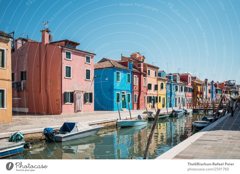 Burano Dorf Kleinstadt blau rosa Wasser Meerwasser Wasserfahrzeug Schifffahrt mehrfarbig Haus Reisefotografie Italien Tourismus Außenaufnahme Menschenleer