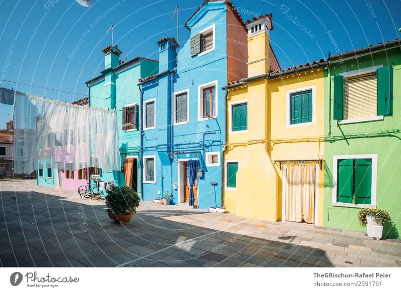 Burano Dorf Kleinstadt blau gelb grün türkis weiß Italien Haus Häusliches Leben Tourismus mehrfarbig Reisefotografie Farbfoto Menschenleer Textfreiraum unten